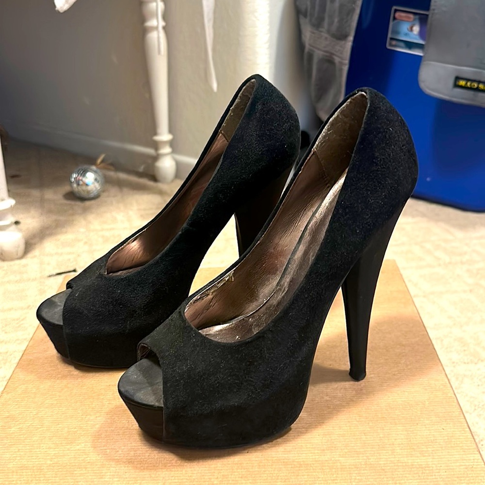 Black peep toe heels .. very classy and sexy!!